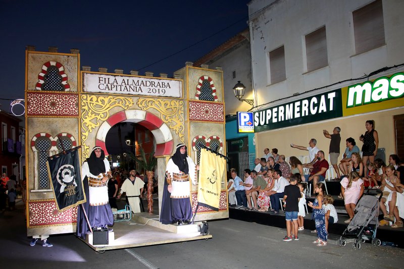 La filà Almadrava capitaliza la atención hacia los Moros y Cristianos de las Fiestas del Salvador en Els Poblets