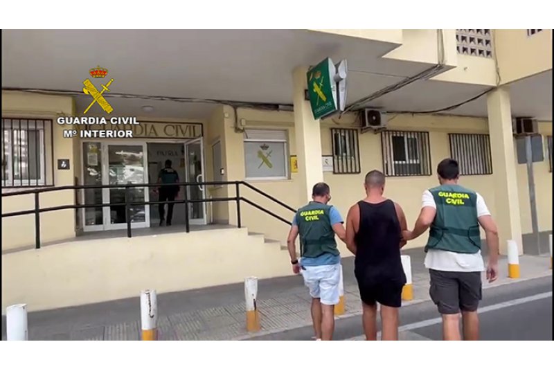 La Guardia Civil detiene a un matrimonio por robar en diecisis vehculos en dos playas de Alicante