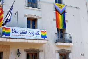 Un grup de joves insulta a una parella que exhibia la bandera LGTBIQ+ a Ondara
