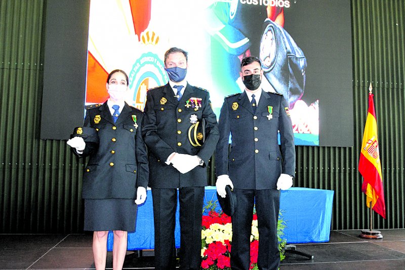 La Polica Nacional celebra la fiesta de sus patronos con un recuerdo a las vctimas de la pandemiay a los afectados por el volcn