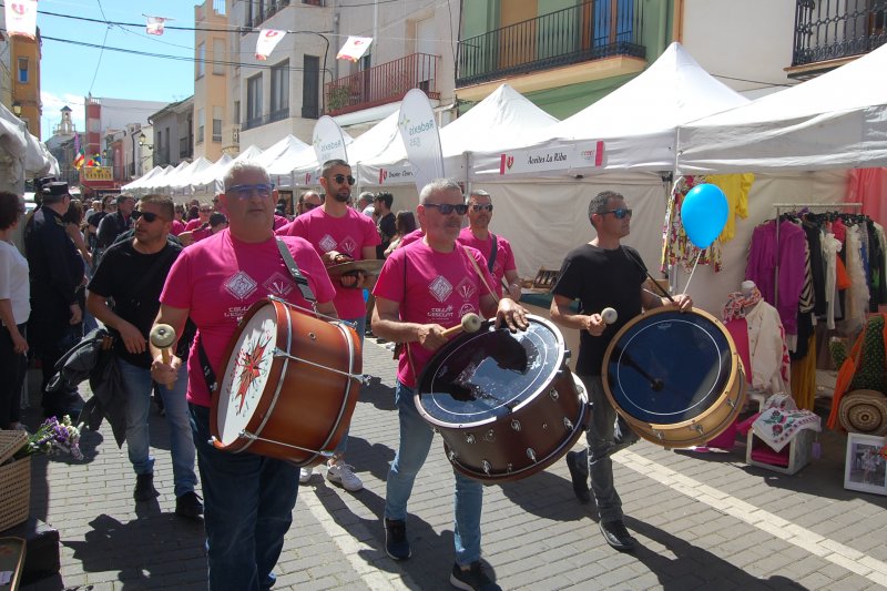 Demostraciones, desfile de moda y música revitalizan la Fira de Comerç de El Verger en la calle Mayor