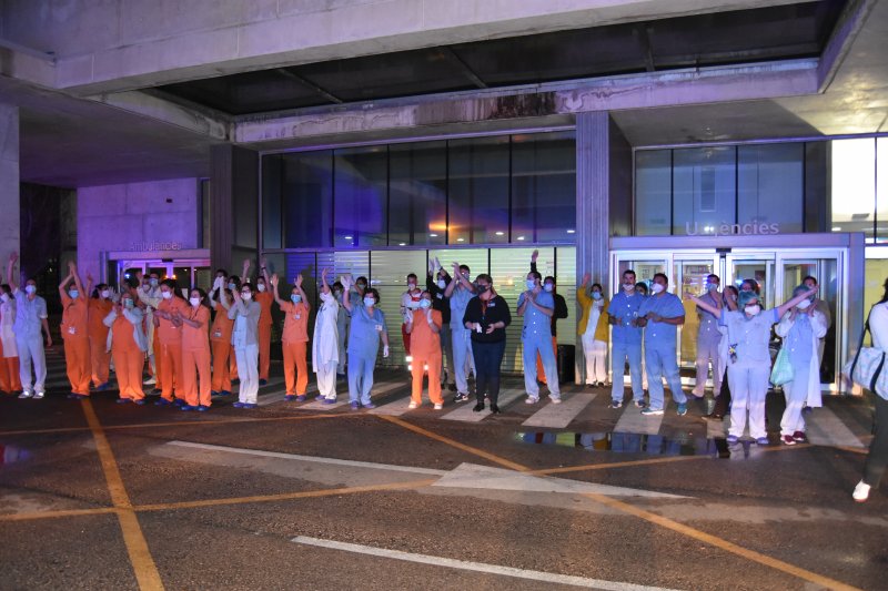 Emotivos aplausos de las fuerzas y cuerpos de seguridad a los trabajadores del Hospital de Dnia 
