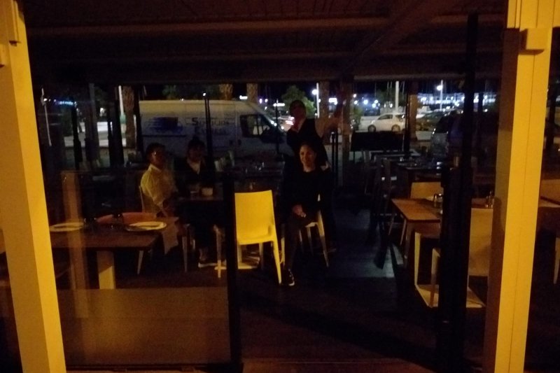 La hostelera se queda cinco minutos a oscuras para protestar por la subida de los precios de la luz 