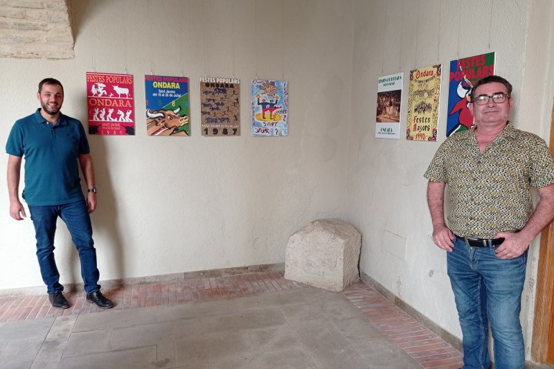 Cuarenta aos de portadas de libros de Sant Jaume en el claustro del Ayuntamiento de Ondara