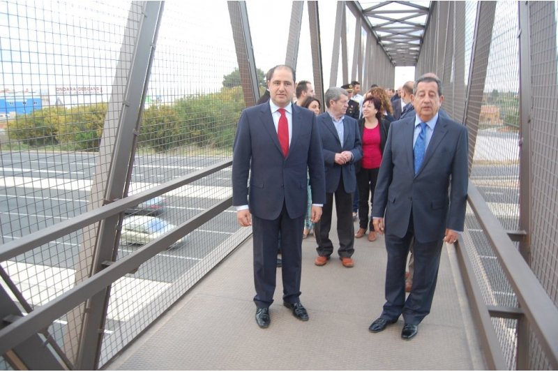 Ondara: La apertura de la pasarela peatonal vertebra el casco urbano con el parque comercial