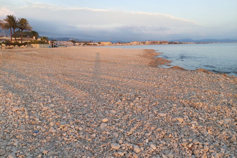 Unos trabajos del Ayuntamiento de Dnia permiten ampliar la playa de l'Almadrava 