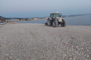 Uns treballs de l'Ajuntament de Dénia permeten ampliar la platja de l'Almadrava 