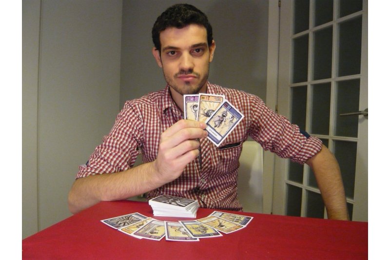 El denier Enric Aguilar inventa un joc de cartes basat en elements de la cultura valenciana