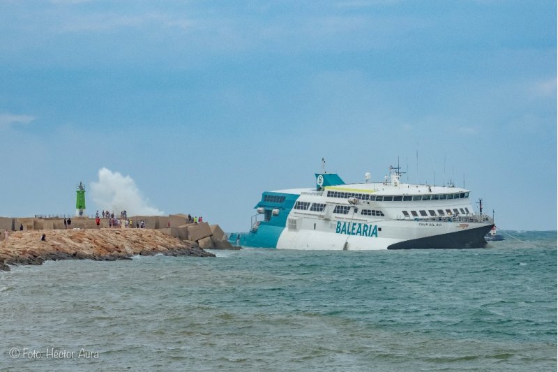 Capitania Martima decidir la mejor opcin para retirar el barco encallado en el puerto de Dnia 