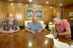 L'Ajuntament de Xbia renova l'acord per a l's de la piscina de Benitatxell i ajudes per a altres clubs esportius