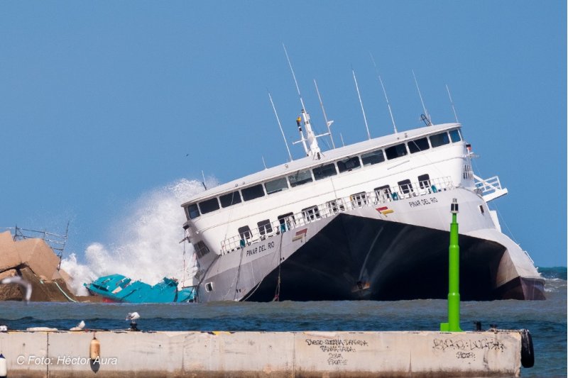 El temporal provoca desperfectos en el barco encallado en Dnia
