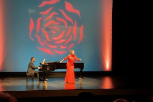 Ainhoa Arteta rinde homenaje a las mujeres en su concierto del Auditori Teulada Moraira