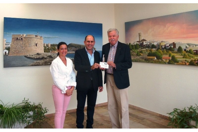 El Rotary Club entrega 700 euros para las familias necesitadas  