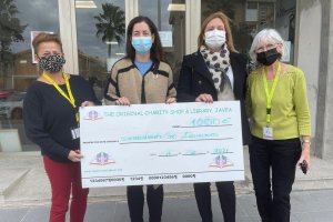 Charity Shop de Xbia dona 1000  al departamento d'Igualtat