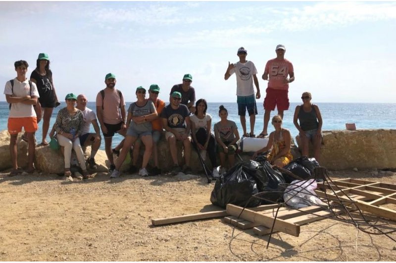 Voluntarios limpian de residuos las calas Moraig y Testos de Benitatxell