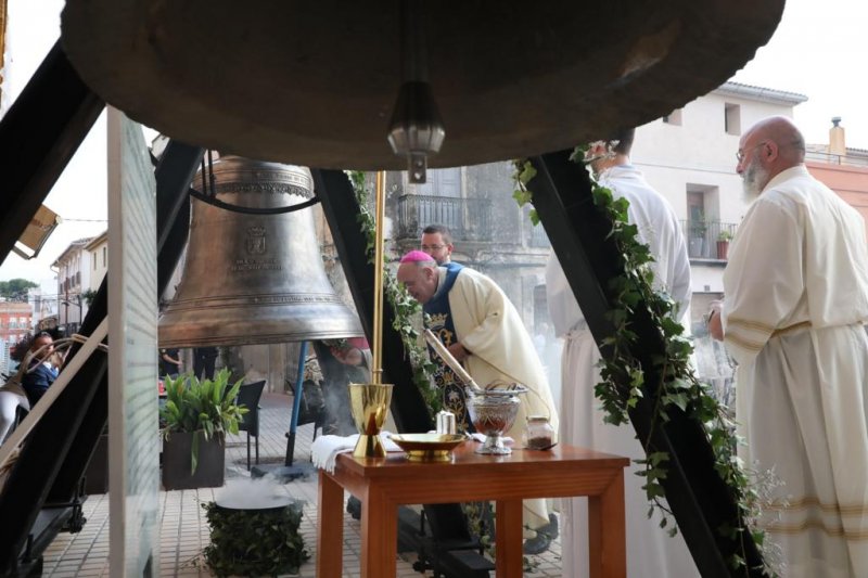 Retrat i nova campana per a commemorar el centenari de la proclamaci cannica de la Mare de Du de la Soledat com a patrona dOndara