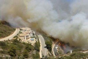 Un incendio obliga al desalojo de 600 personas en la urbanizacin Cumbres del Sol de Benitatxell  