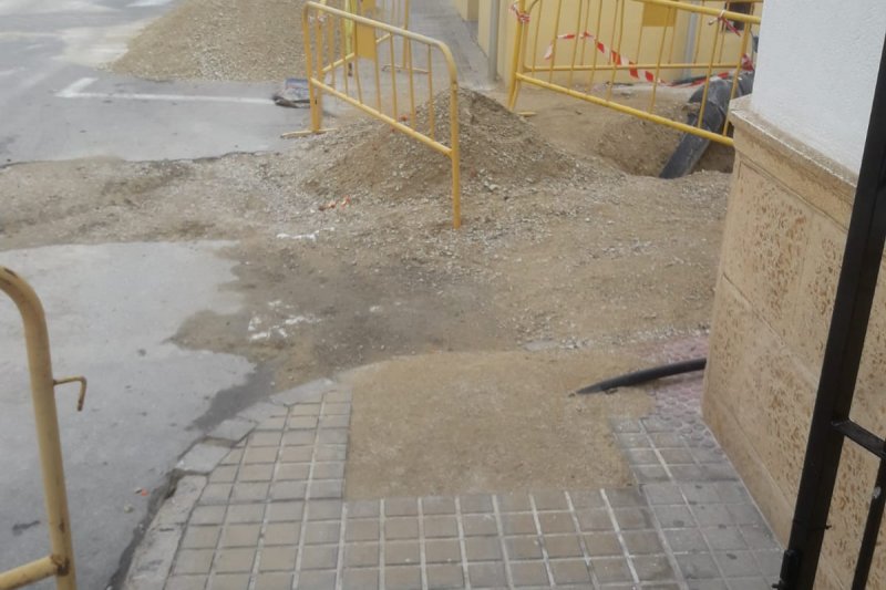 Vecinos de la calle Fontanella de Dnia denuncian la falta de seguridad en las obras de reurbanizacin