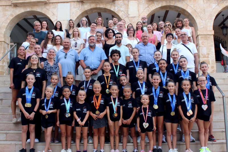 El Ayuntamiento homenajea a las campeonas del Club de Gimnstica Dnia