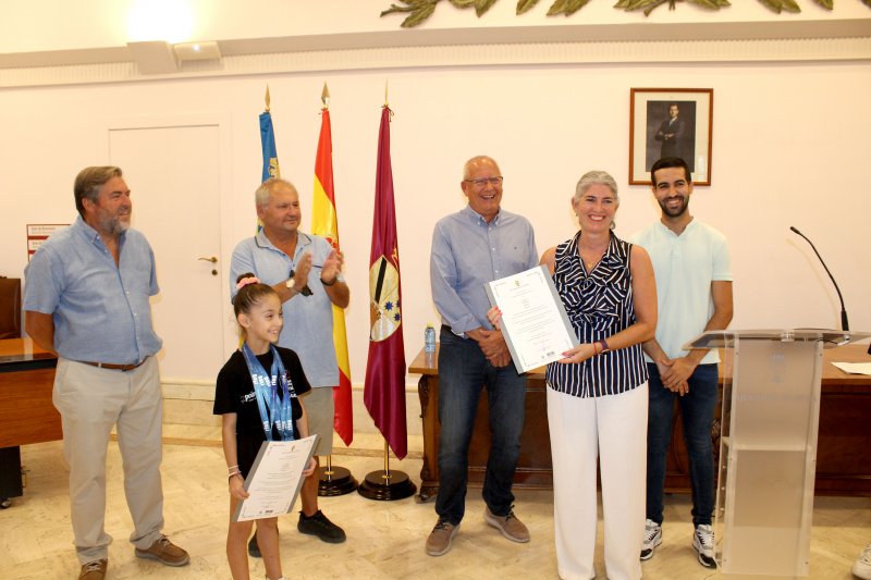 El Ayuntamiento homenajea a las campeonas del Club de Gimnstica Dnia