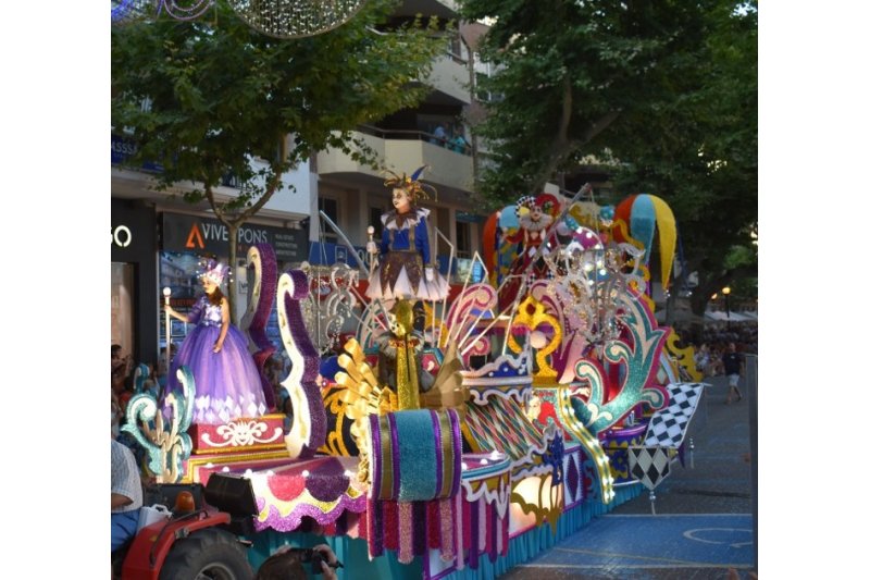 Todo listo para el desfile: Por primera vez en muchos aos no habr carrozas infantiles en Dnia