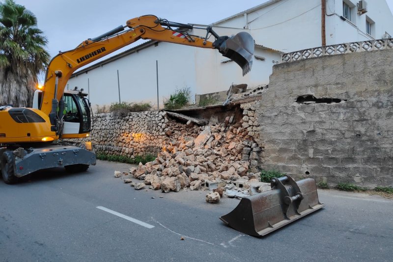 Corte del trfico en el Cam de Cementeri por obras de reparacin de un muro