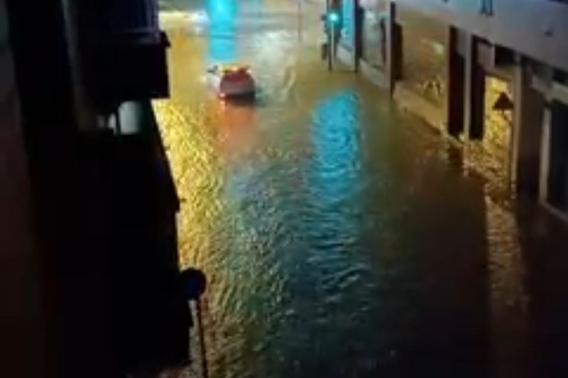 La intensa lluvia inunda calles de Dnia 