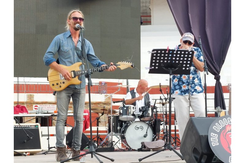 La AECC de Ondara recauda 1.500 euros con la actuacin de The Bloosters Band en la plaza de toros