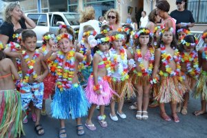 Calp: Quintas y comisiones compiten en humor y originalidad en el desfile de carrozas y disfraces