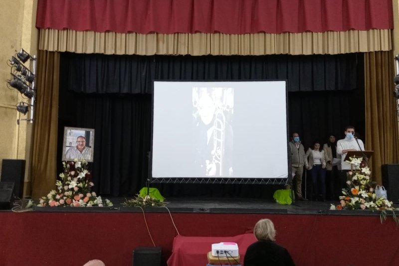 El homenaje a José Vicente Marco llena el cine de Alcalalí de muestras de afecto, emociones y retales de su vida