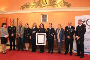 Enriqueta Borrs, primera agente de la Polica Local de Dnia, recibe un homenaje en el acto del Da Internacional de la Mujer