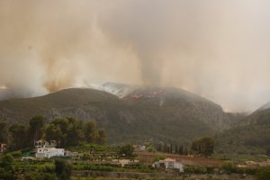 Un incendio provocado por la quema de rastrojos en la Vall dEbo obliga a desalojar una veintena de casas rurales   