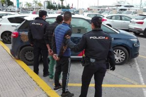 La Polica Nacional detiene en Dnia a dos ladrones mientras intentaban comprar en un hipermercado con el dinero robado de un bar