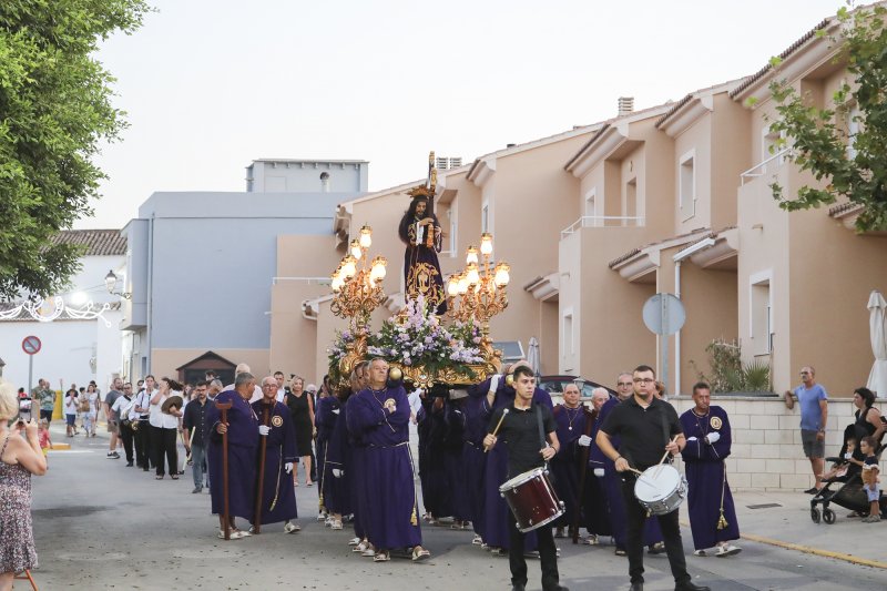 El Divino Salvador vuelve a salir en procesin para clausurar las fiestas de Els Poblets