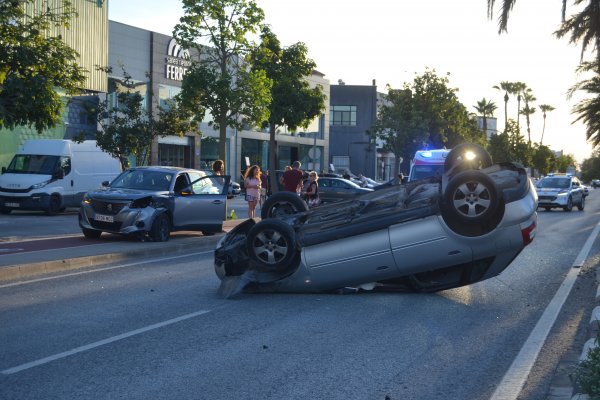Un cotxe ha volcat en la carretera Dénia-Ondara després de xocar contra altre vehícle 