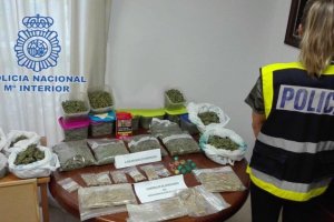 La Polica Nacional desarticula en Dnia un punto de venta de drogas y detiene a tres personas 