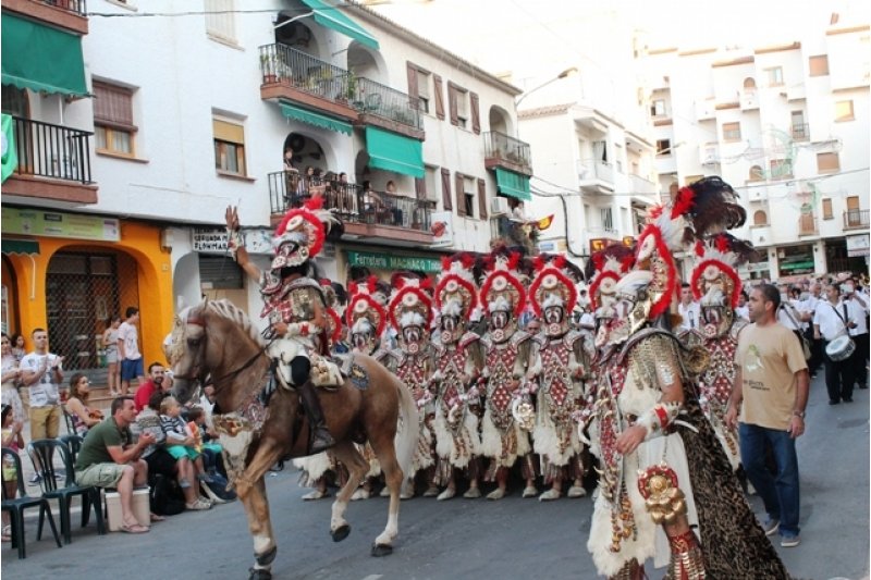 Miles de personas siguen el desfile de gala de los moros i cristians por las calles de Moraira