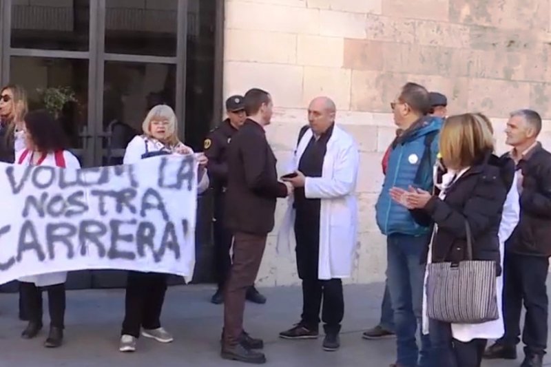 Mdicos y enfermeros de la comarca se concentran en Valencia para exigir que se acelere la reversin de la sanidad