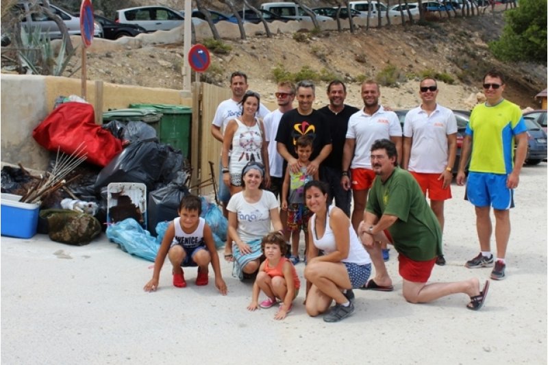 Voluntarios retiran 2.400 kilos de residuos del Moraig y la Cala dels Testos de Benitatxell