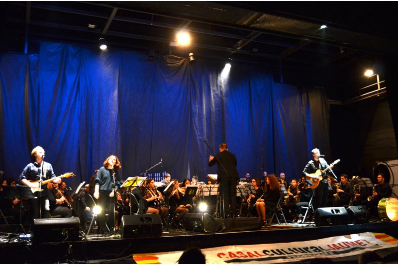 Andreu Valor i la Banda Artstic Musical suneixen en Bandautrium de la m del Casal Cultural Jaume I a Pedreguer