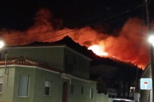Los bomberos dan por estabilizado el incendio en Segària que obligó a evacuar a un centenar de vecinos
