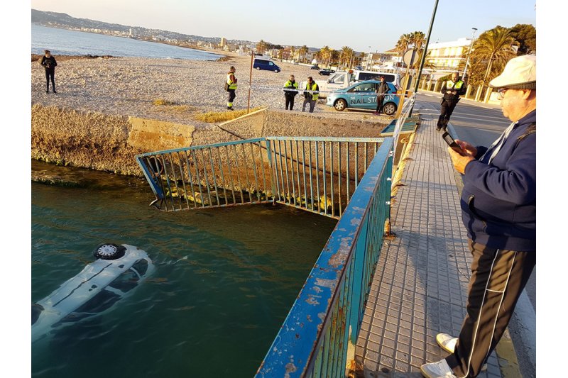Un vehculo cae al mar desde un puente en Xbia