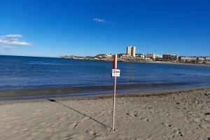 Prohibido el baño en la Playa del Arenal de Xàbia por la rotura del emisario 