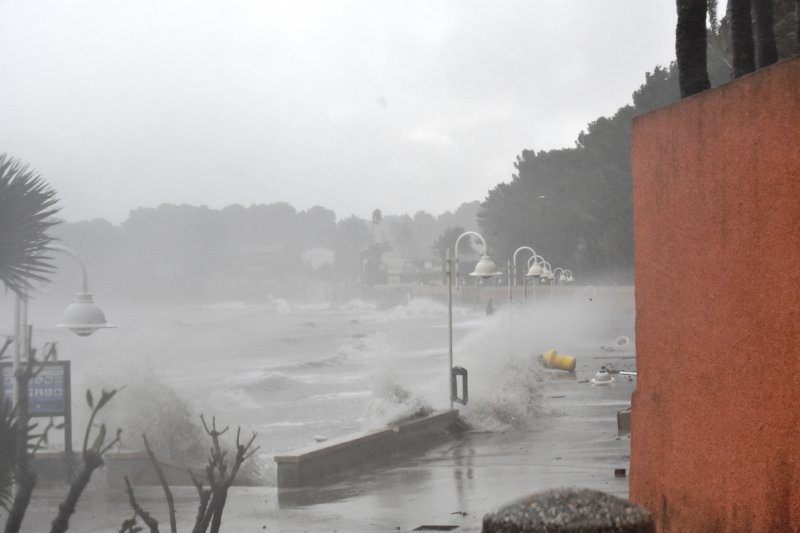 El temporal provoca desprendimientos, destrozos y el mar se traga buena parte de la costa dianense