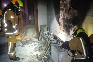 Els bombers rescaten a un gos que estava atrapat en l'incendi d'un habitatge de Calp