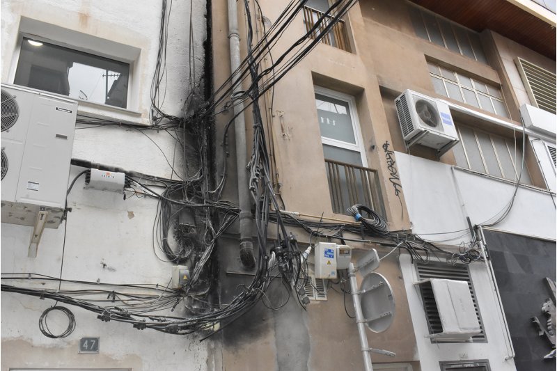 Los vecinos denuncian el mal estado de los cables elctricos de la calle Fontanella en Dnia
