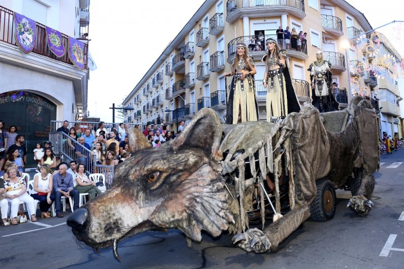 Almravides i Almogvers recreen les lluites del bndol de la mitja lluna i de la creu en la llera del Girona en les festes de El Verger