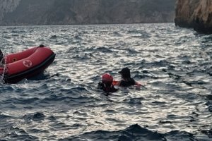 Cruz Roja de Xàbia rescata a dos jóvenes atrapados sobre una roca en el litoral del Cap Negre