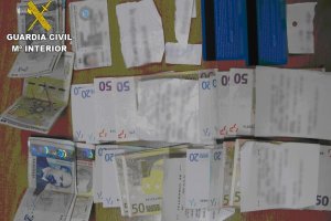 La Guardia Civil detiene en Calp a tres personas por sacar dinero de cajeros automticos con tarjetas clonadas