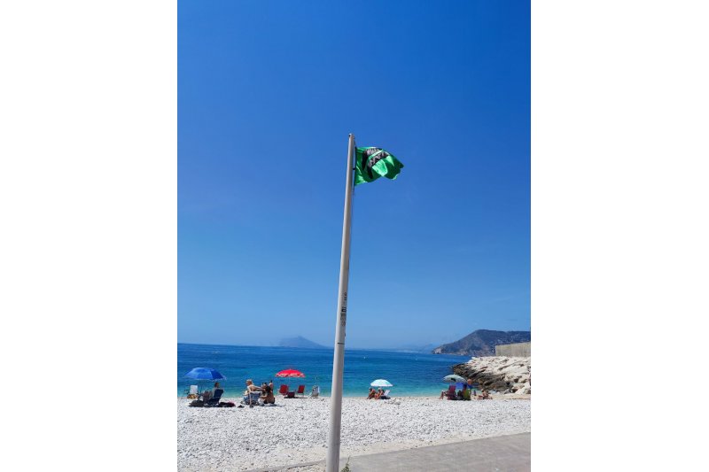 Las banderas de las playas de Calp incluyen smbolos para que los daltnicos identifiquen los colores